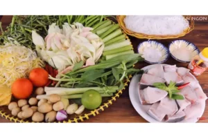 Lẩu cá trắm hấp dẫn, rau ăn kèm