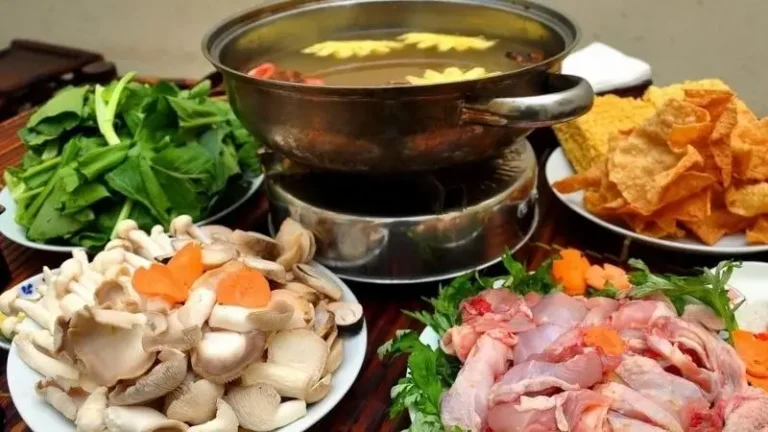 Nguyên liệu lẩu gà truyền thống chuẩn vị.