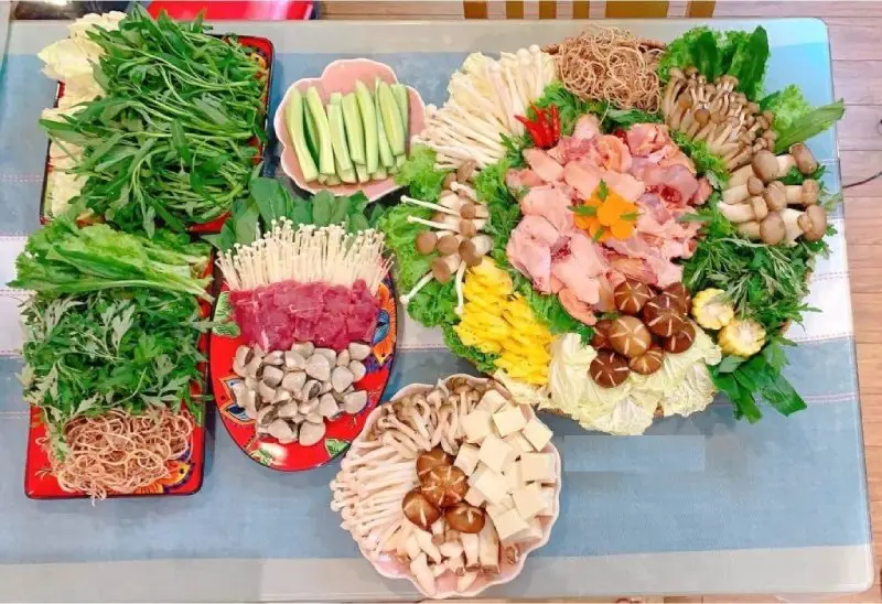 Nguyên liệu lẩu tươi ngon bày biện sẵn sàng.