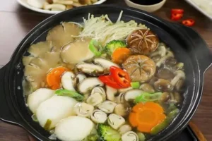 Nồi lẩu chay thập cẩm rau củ nấm.