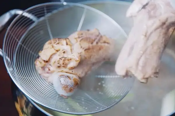 Bếp trưởng hướng dẫn kỹ thuật ninh xương nước dùng trong.