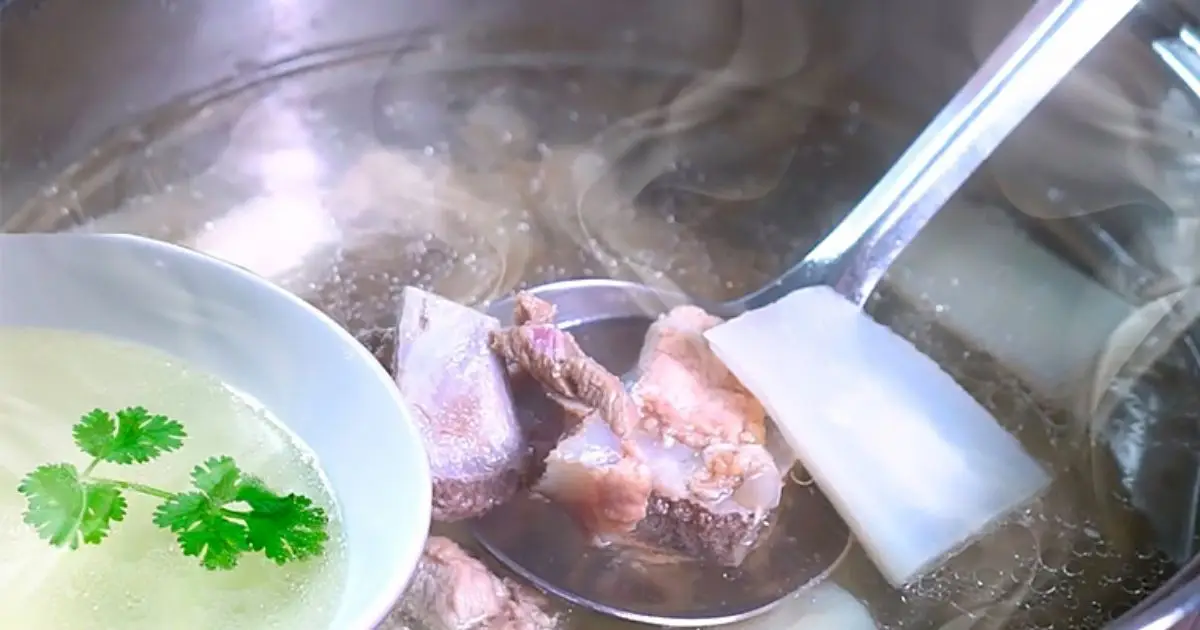 Nồi nước dùng xương hầm trong ngọt thanh.