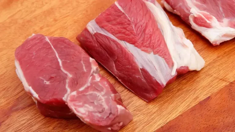 Thịt bò tươi cắt miếng chuẩn bị sốt vang.