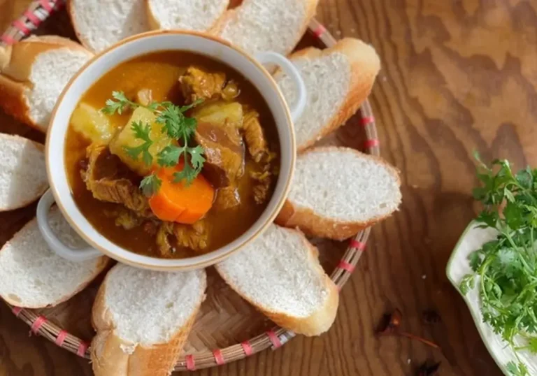 Bò Sốt Vang Miền Bắc Truyền Thống Kèm Bánh Mì