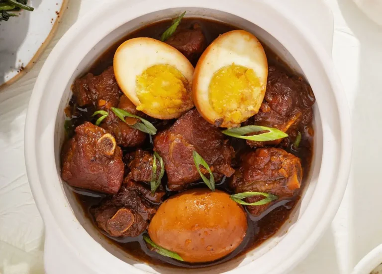 Thịt kho tàu miền Bắc vàng nâu cánh gián