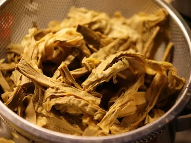 Măng khô ngâm sợi sẵn sàng chế biến.