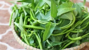 Rau muống tươi xanh trên rổ tre