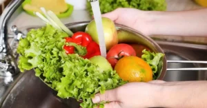 Sơ chế rau củ sạch nấu cháo bé