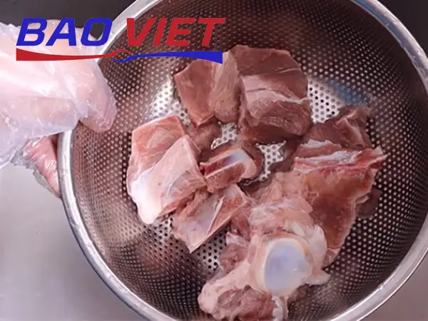 Quá trình sơ chế xương heo để khử mùi tanh