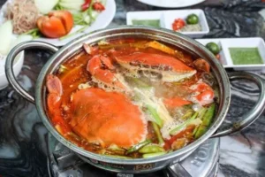 Nồi lẩu cua biển mồng tơi nghi ngút khói.