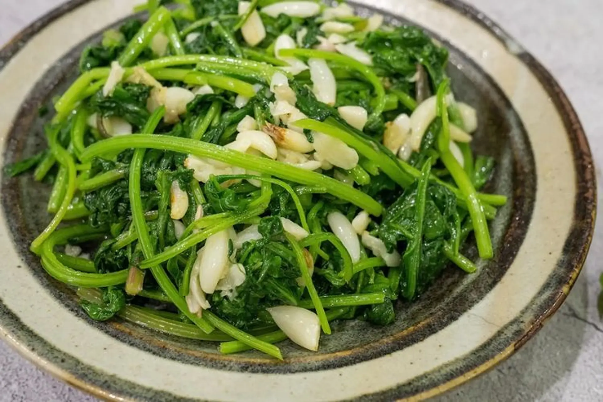 Cải bó xôi xào tỏi hấp dẫn