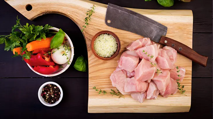 Nguyên liệu tươi sạch sơ chế sẵn sàng trên thớt.