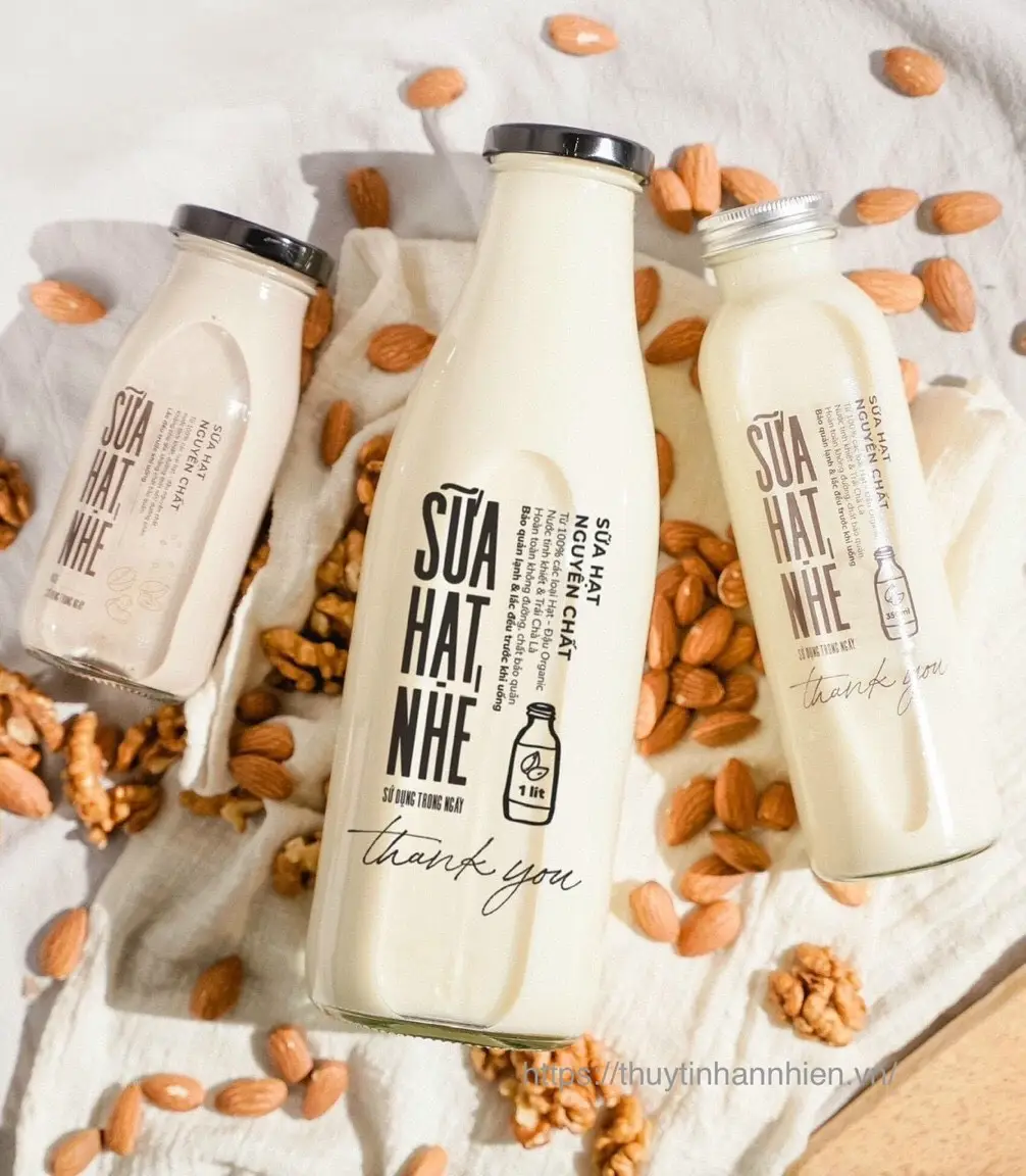 Sữa hạt lọc tinh khiết bình thủy tinh.