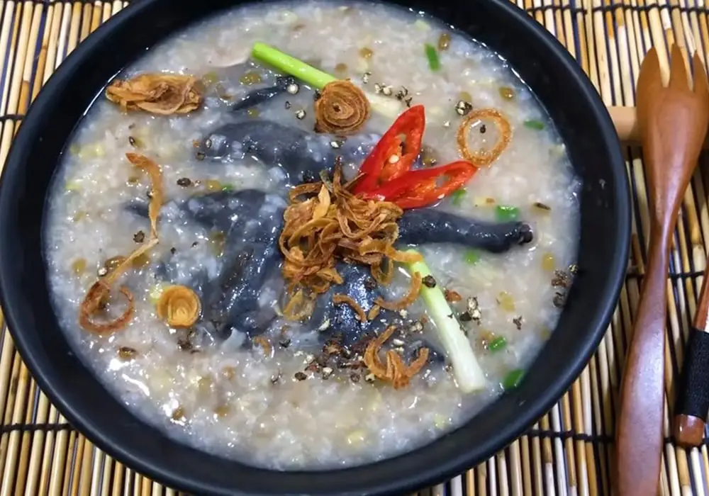 Cháo gà ác nóng hổi, thơm ngon bổ dưỡng.