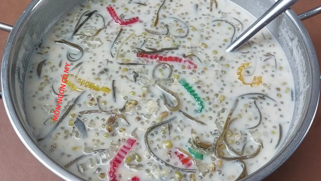 Chè đậu xanh phổ tai nước cốt dừa