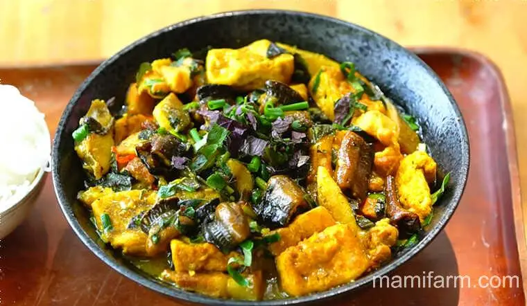 Lươn om chuối đậu nóng hổi, trình bày đẹp mắt.