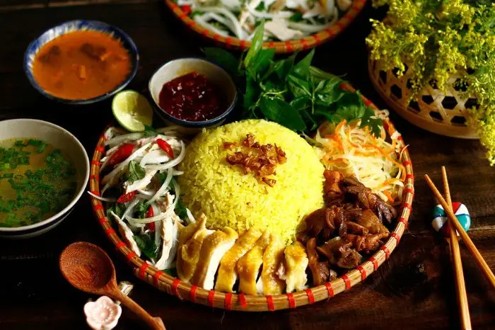 Cơm Gà Hội An truyền thống, đĩa gỗ