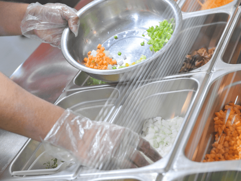 Nguyên liệu sơ chế gọn gàng trên thớt và đĩa.