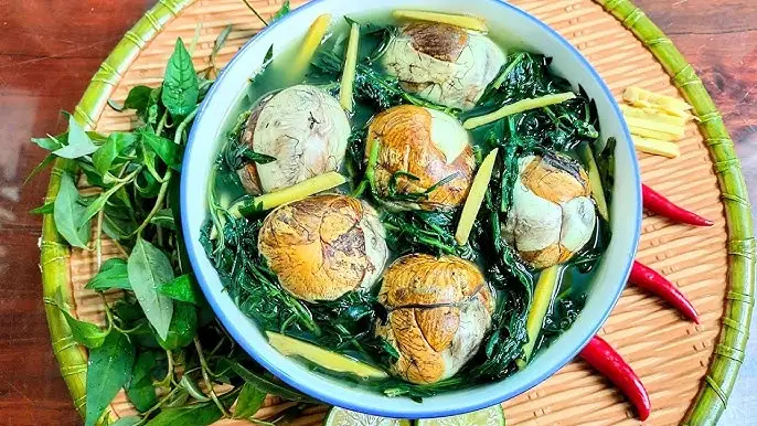 Trứng vịt lộn ngải cứu rau răm hoàn chỉnh.