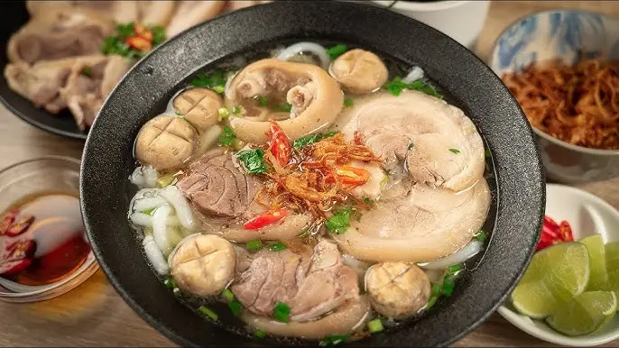 Bát bánh canh giò heo nóng hổi, đẹp mắt
