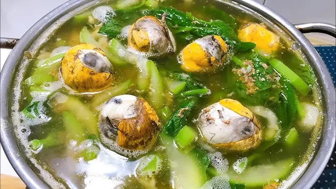 Hột vịt lộn tươi, mồng tơi xanh mướt