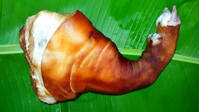 Thui da chân giò heo bằng khò gas hoặc rơm.