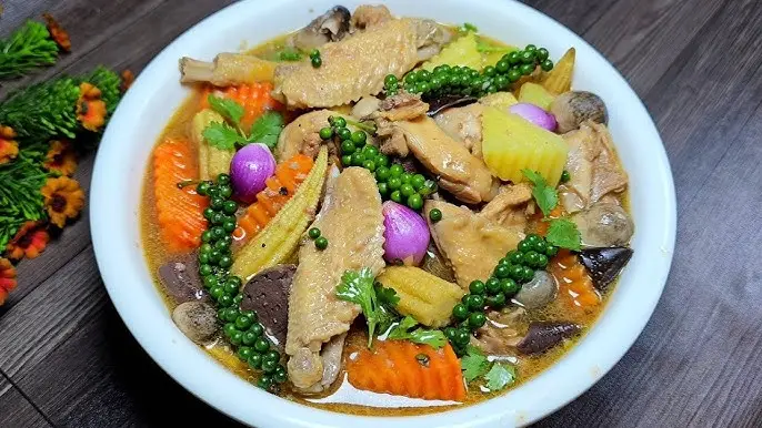 Món gà tiềm rau mùi tiêu hấp dẫn.