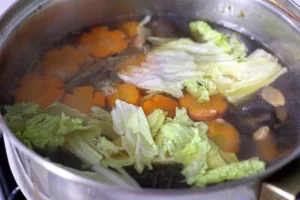 Nồi nước dùng hủ tiếu chay rau củ nấm