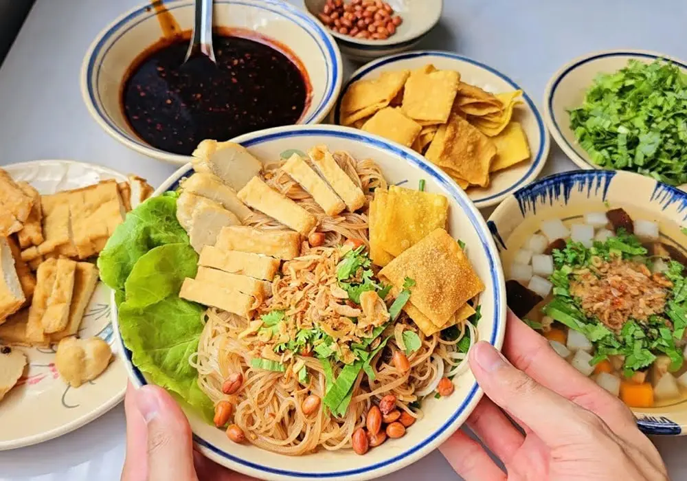 Hủ tiếu chay miền Tây đẹp mắt, topping đầy đủ