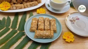 Đĩa kẹo lạc giòn tan thơm bùi.