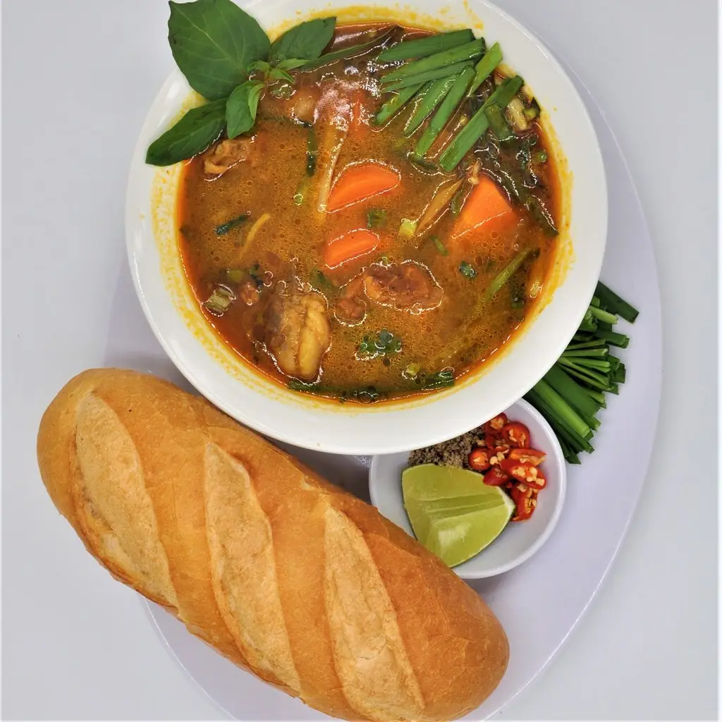 Bò kho đậm đà, bánh mì nóng giòn.