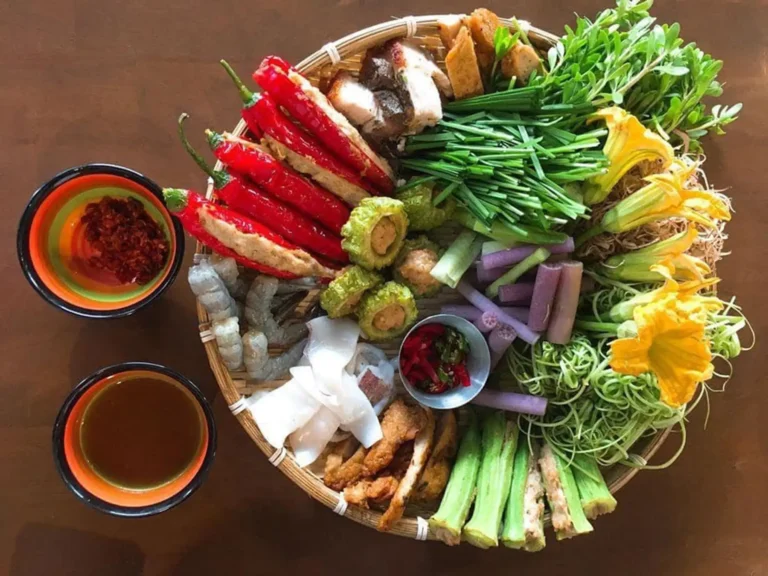 Bún mắm hải sản đầy màu sắc, hấp dẫn.