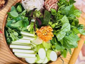 Cua đồng tươi, rau xanh mướt, cà chua chín.