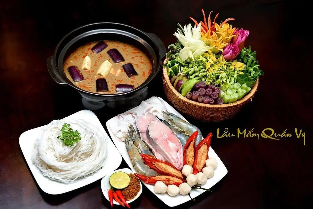 Lẩu mắm miền Tây đầy ắp topping.