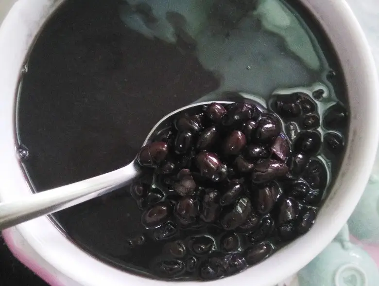 Nồi chè đậu đen đang sôi nghi ngút.