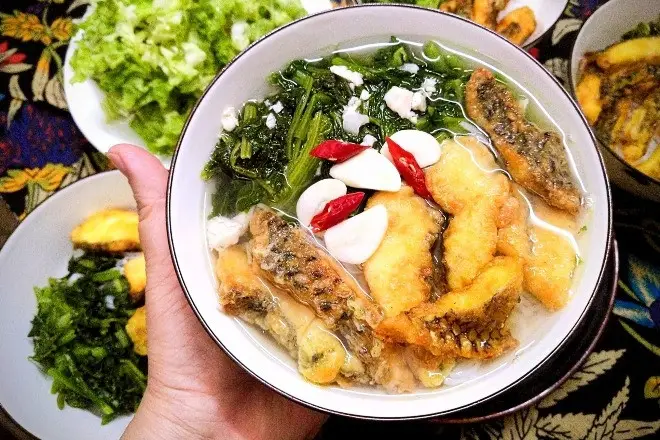 Bún cá rô phi chiên giòn, nước dùng nóng hổi