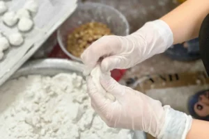 Nhào bột, tạo hình viên chè thủ công