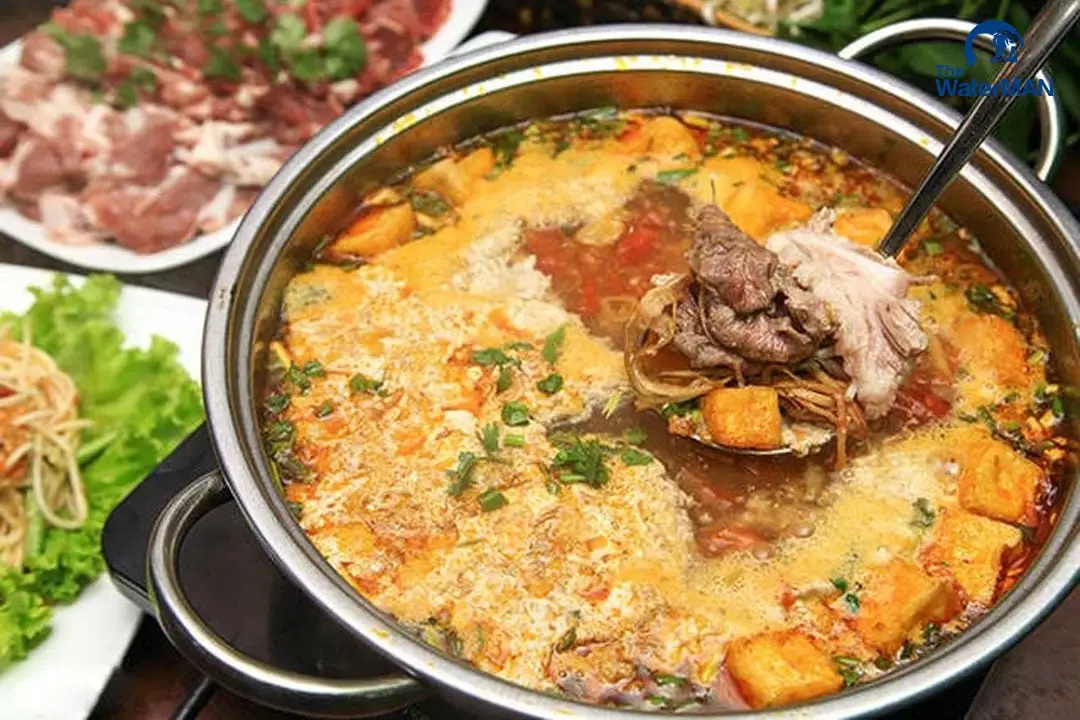 Lẩu cua đồng sôi, riêu vàng óng.