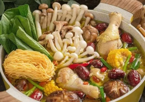 Nguyên liệu lẩu gà nấm tươi ngon, đã sơ chế.