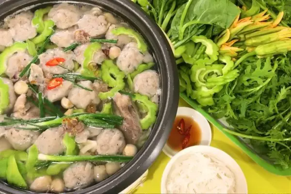 Lẩu cá thác lác khổ qua bốc khói nghi ngút.