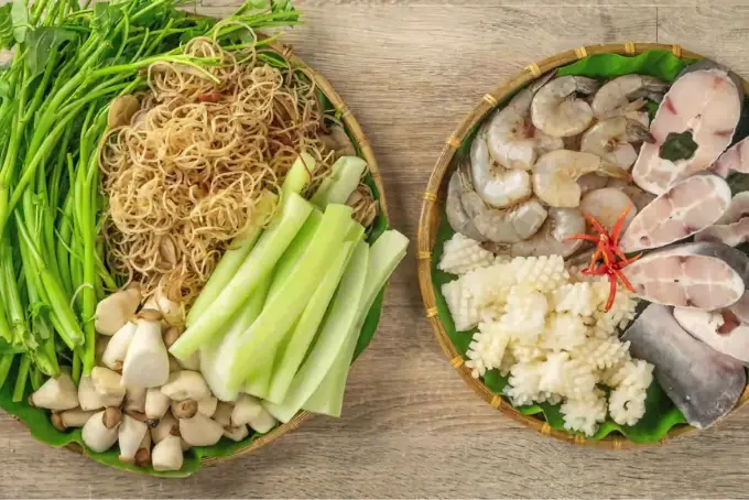 Lẩu Thái hải sản rau xanh sôi sùng sục