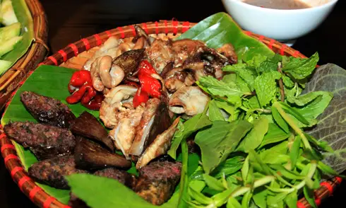 Nội tạng heo tươi ngon bày trí trên bàn bếp.