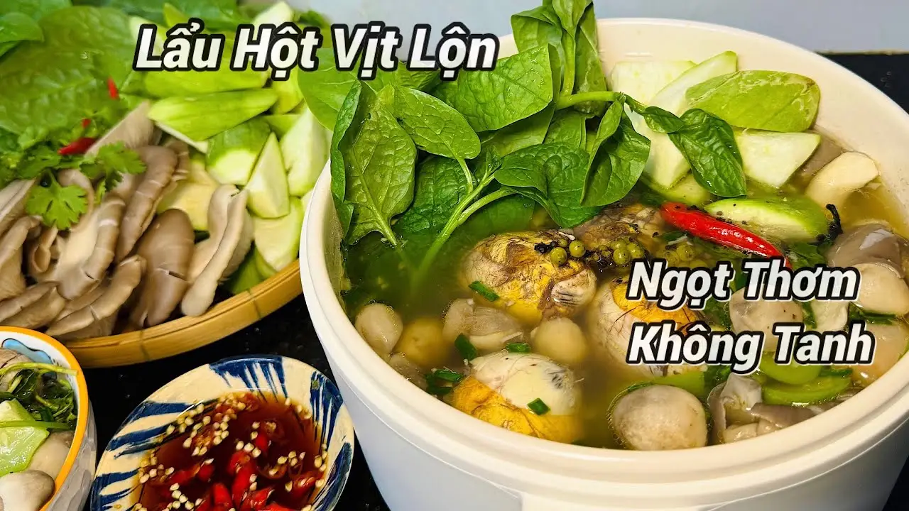 Nồi lẩu hột vịt lộn mồng tơi nghi ngút.