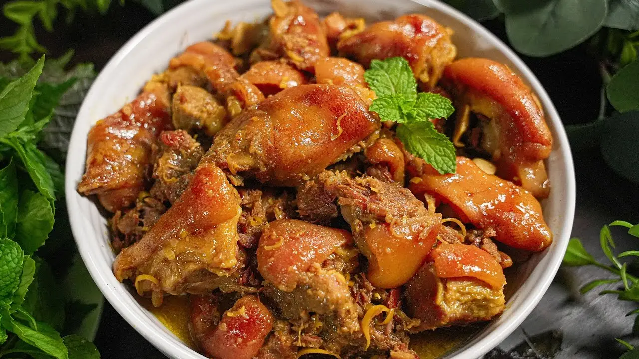 Nồi heo giả cầy nóng hổi vàng cánh gián.