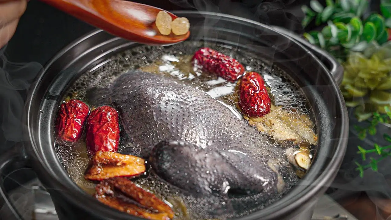 Hình ảnh minh họa một nồi gà tiềm đang sôi nhẹ, khói bốc lên nghi ngút.