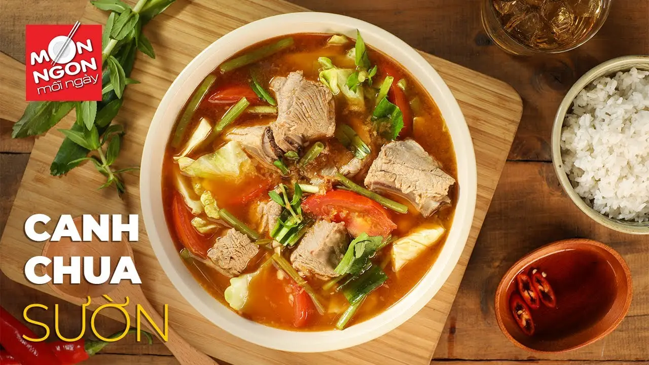 Canh sườn chua nóng hổi nghi ngút khói