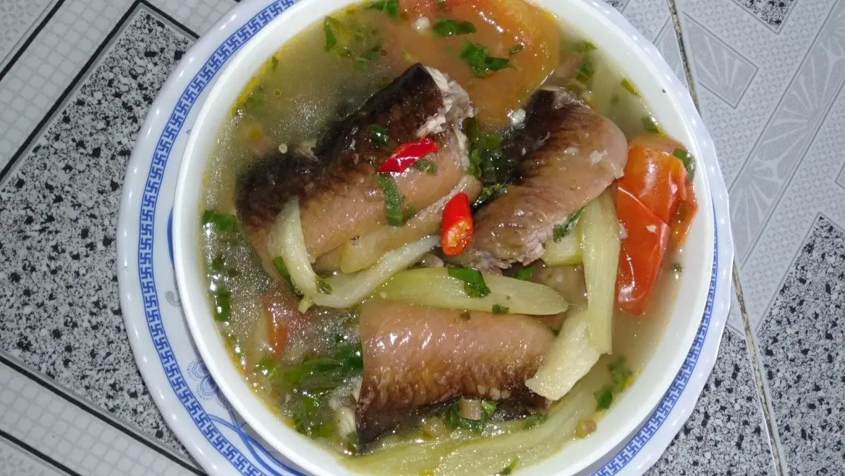Món canh chua lươn nóng hổi