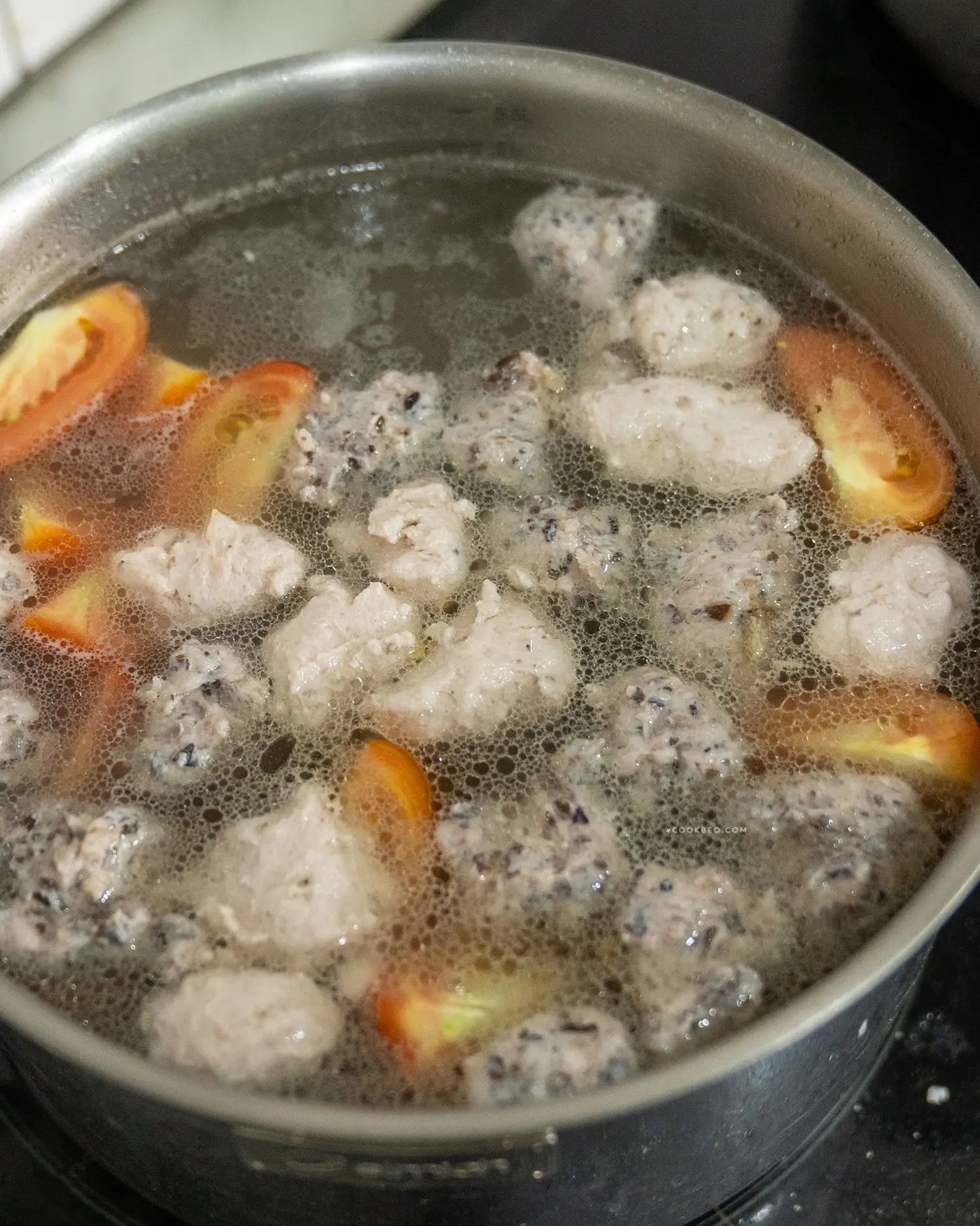 Nồi nước dùng bún mọc sôi, hớt bọt.