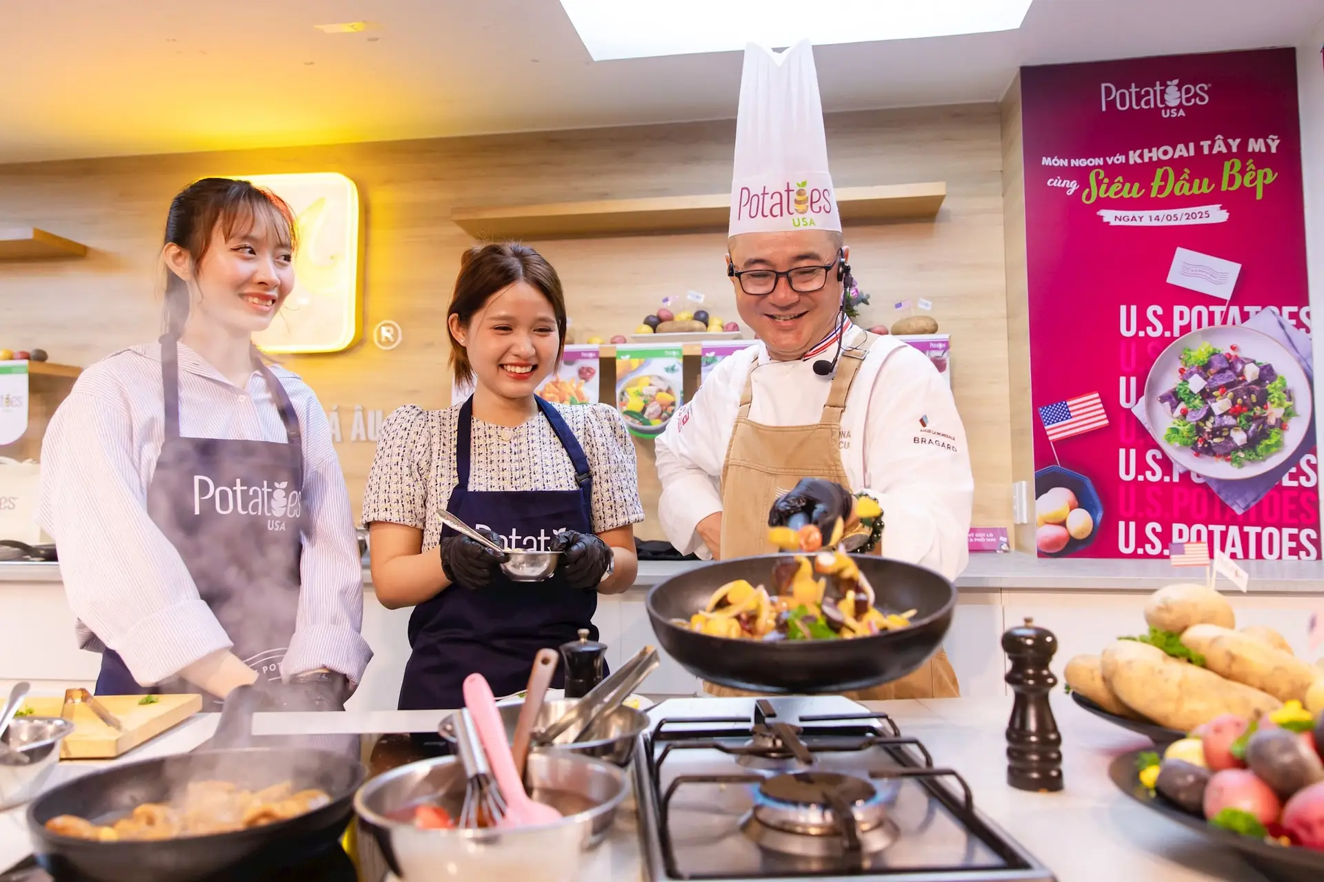 Đầu bếp chuyên nghiệp nêm nếm canh khoai tây.