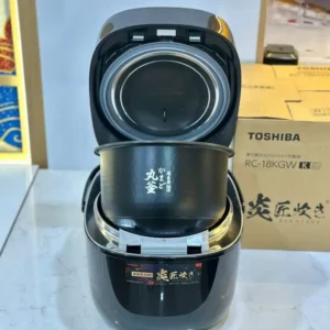 Nồi cơm điện Toshiba với vạch chia nước